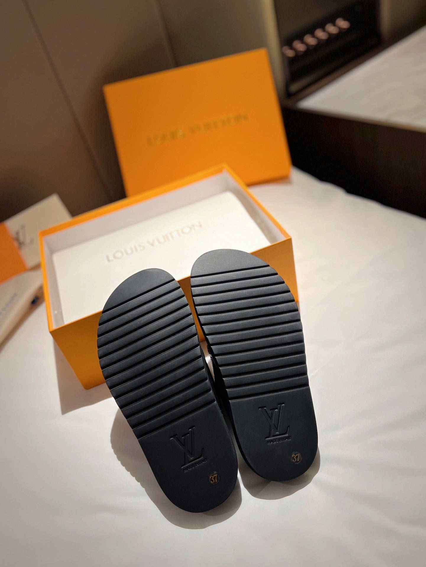 LV Latest Slippers
