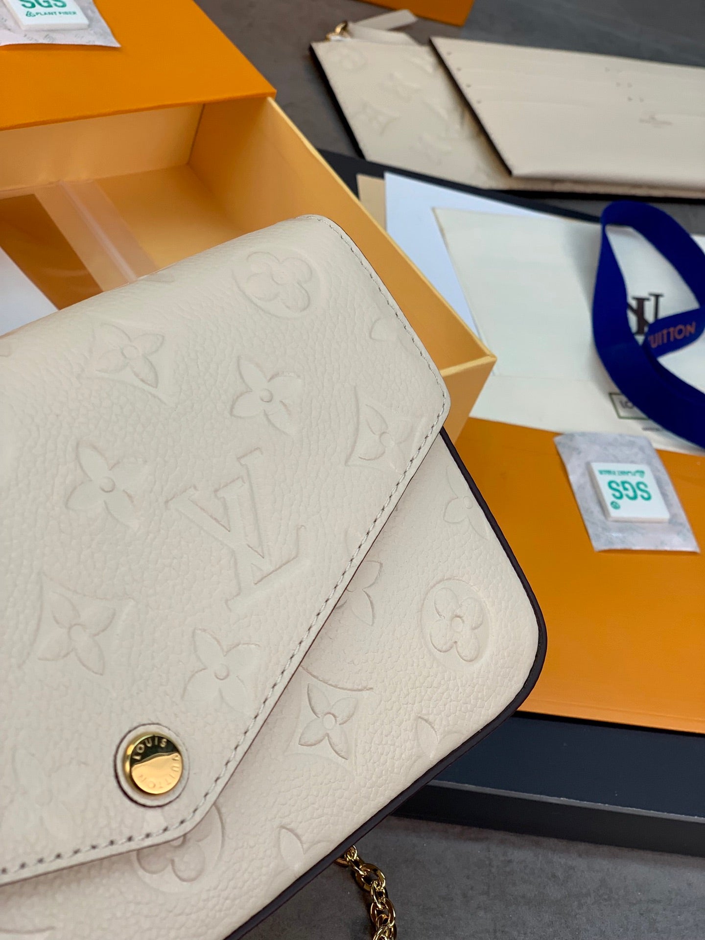 LV FÉLICIE POCHETTE Chain Bag