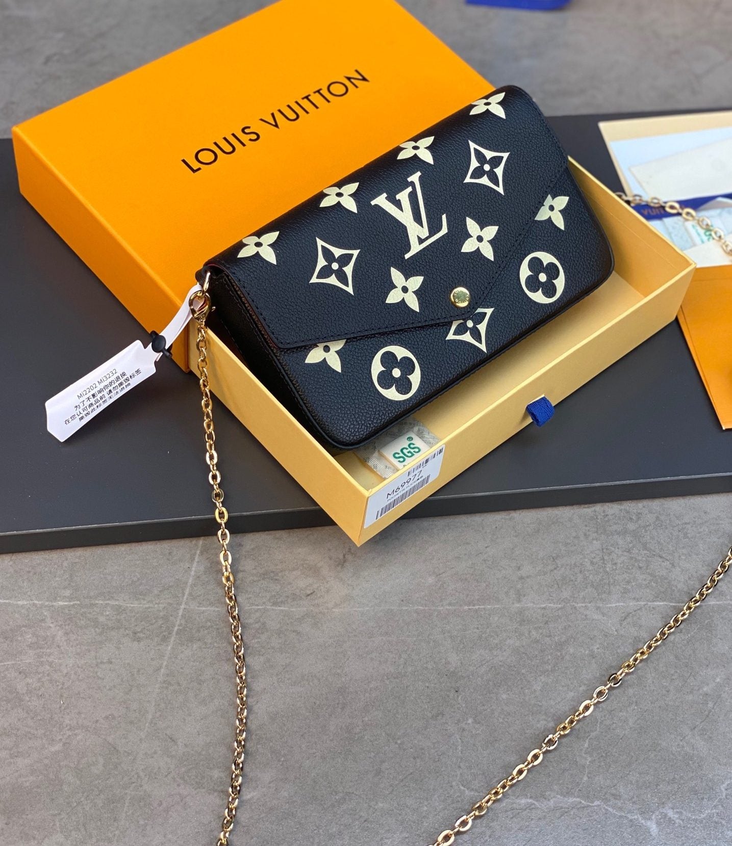 LV FÉLICIE POCHETTE Chain Bag