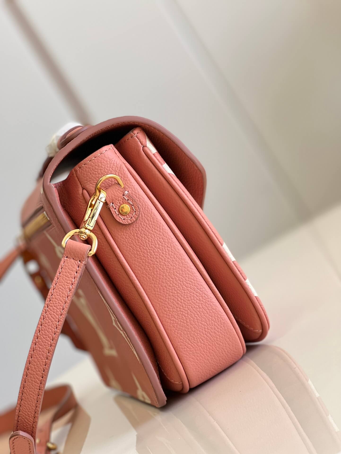LV Pochette Métis Trianon Pink/Cream Bag