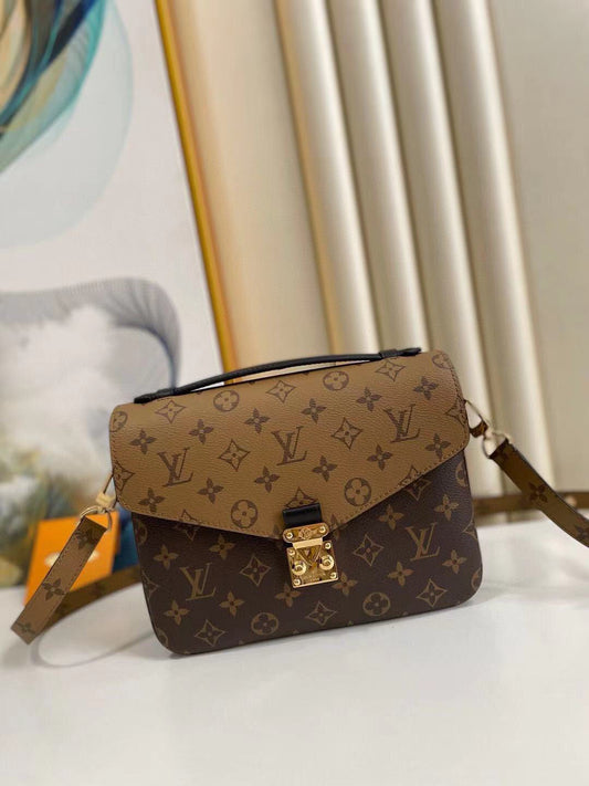 LV Pochette Metis