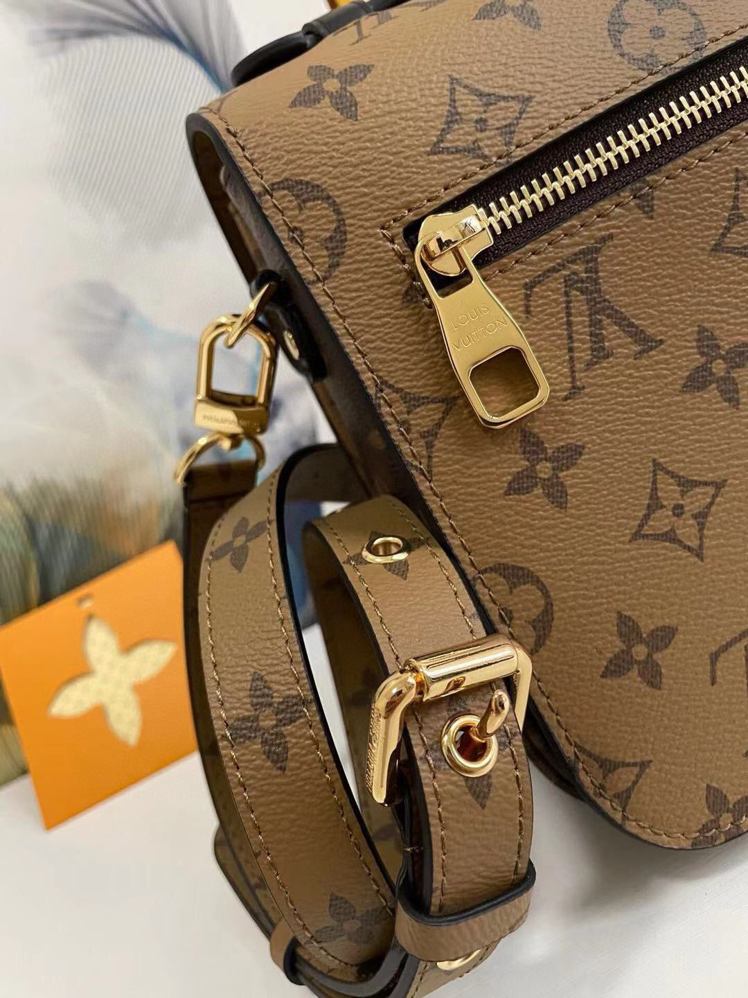LV Pochette Metis