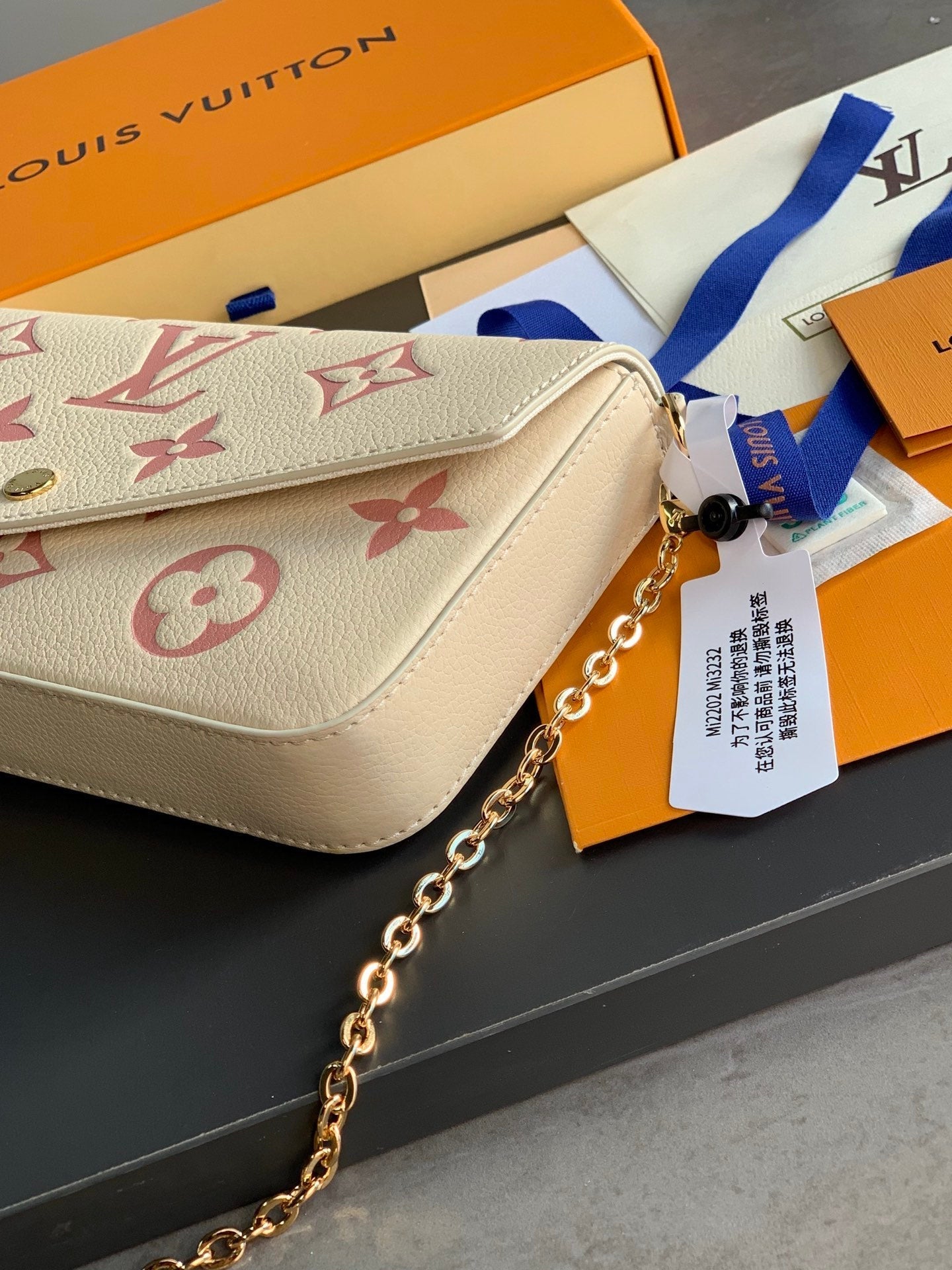LV FÉLICIE POCHETTE Chain Bag