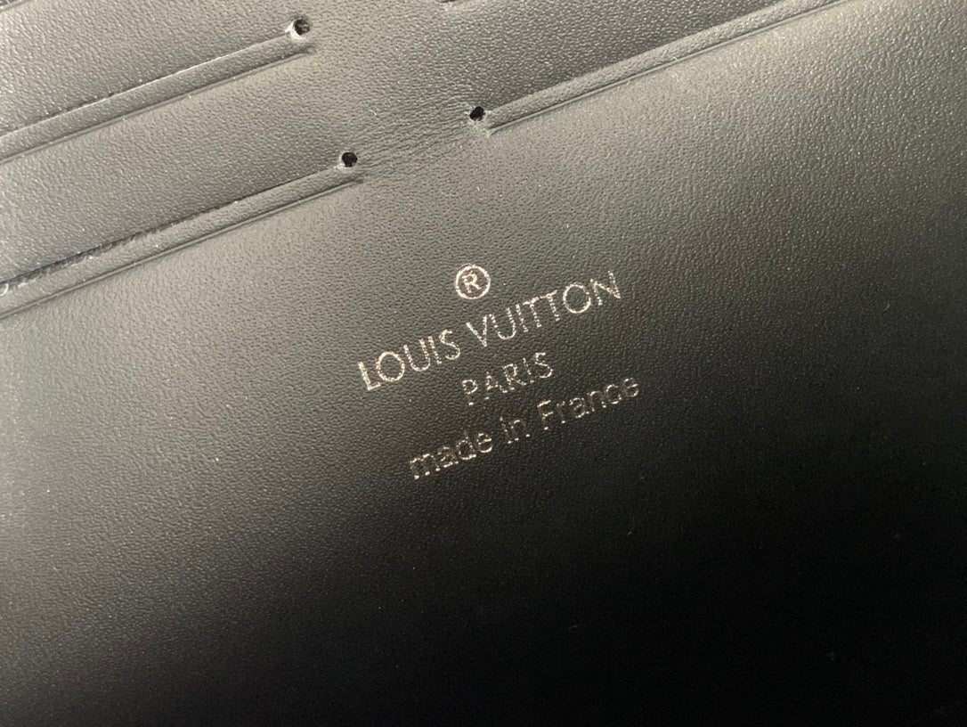 LV S Lock A4 Pouch