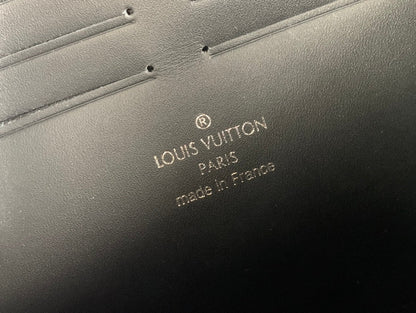 LV S Lock A4 Pouch