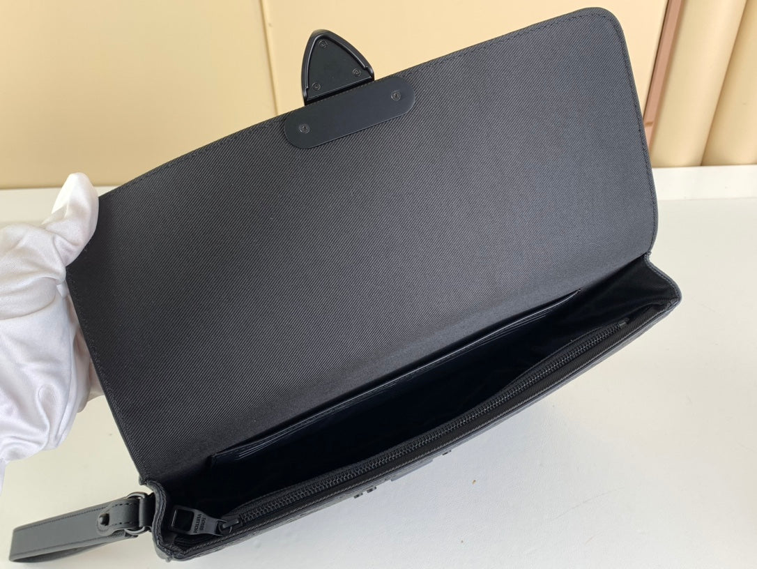 LV S Lock A4 Pouch
