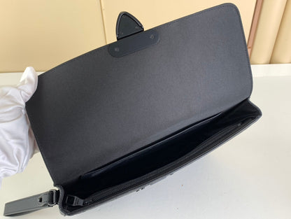 LV S Lock A4 Pouch
