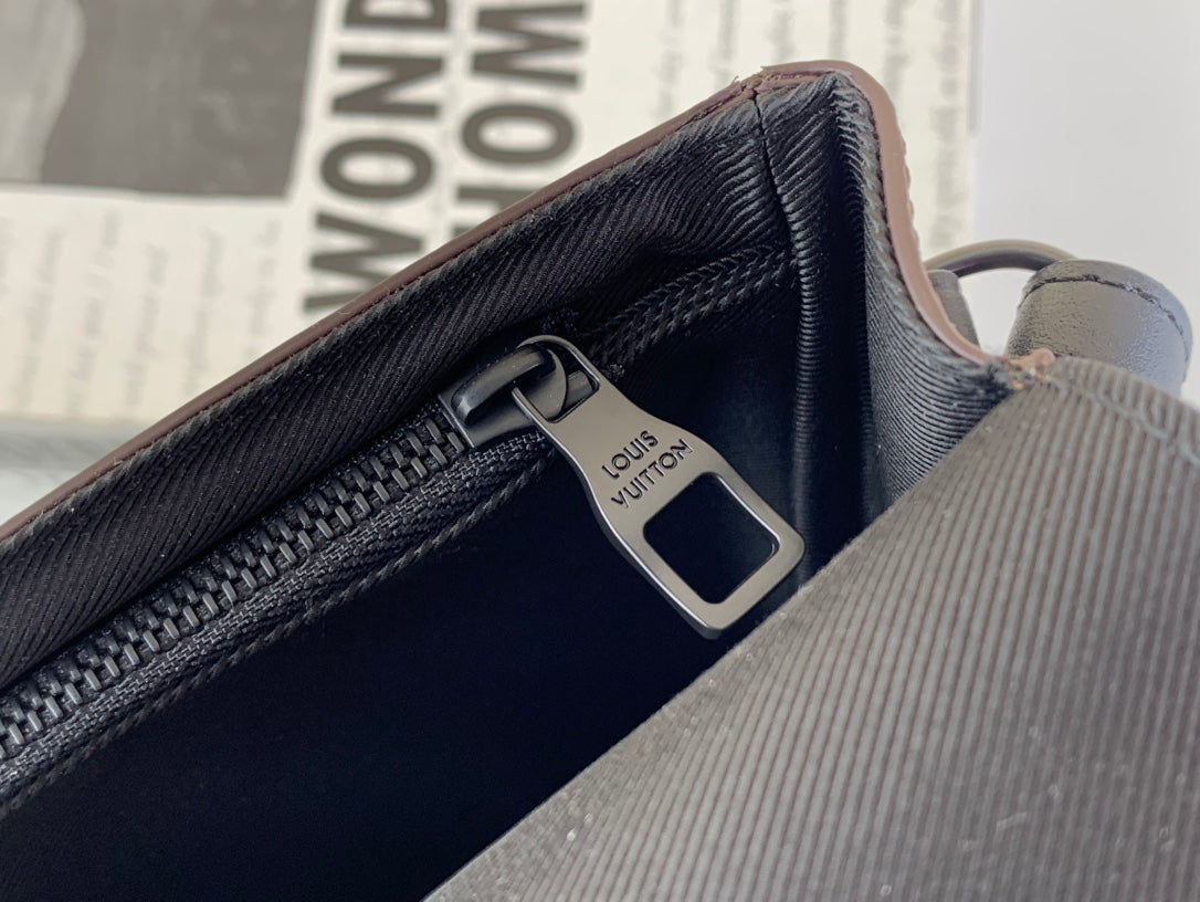 LV S Lock A4 Pouch