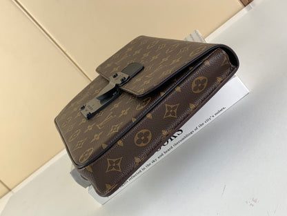 LV S Lock A4 Pouch