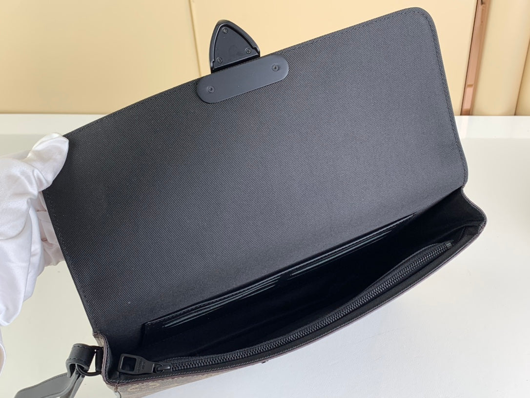 LV S Lock A4 Pouch