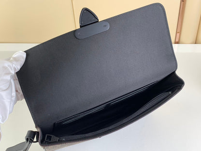 LV S Lock A4 Pouch