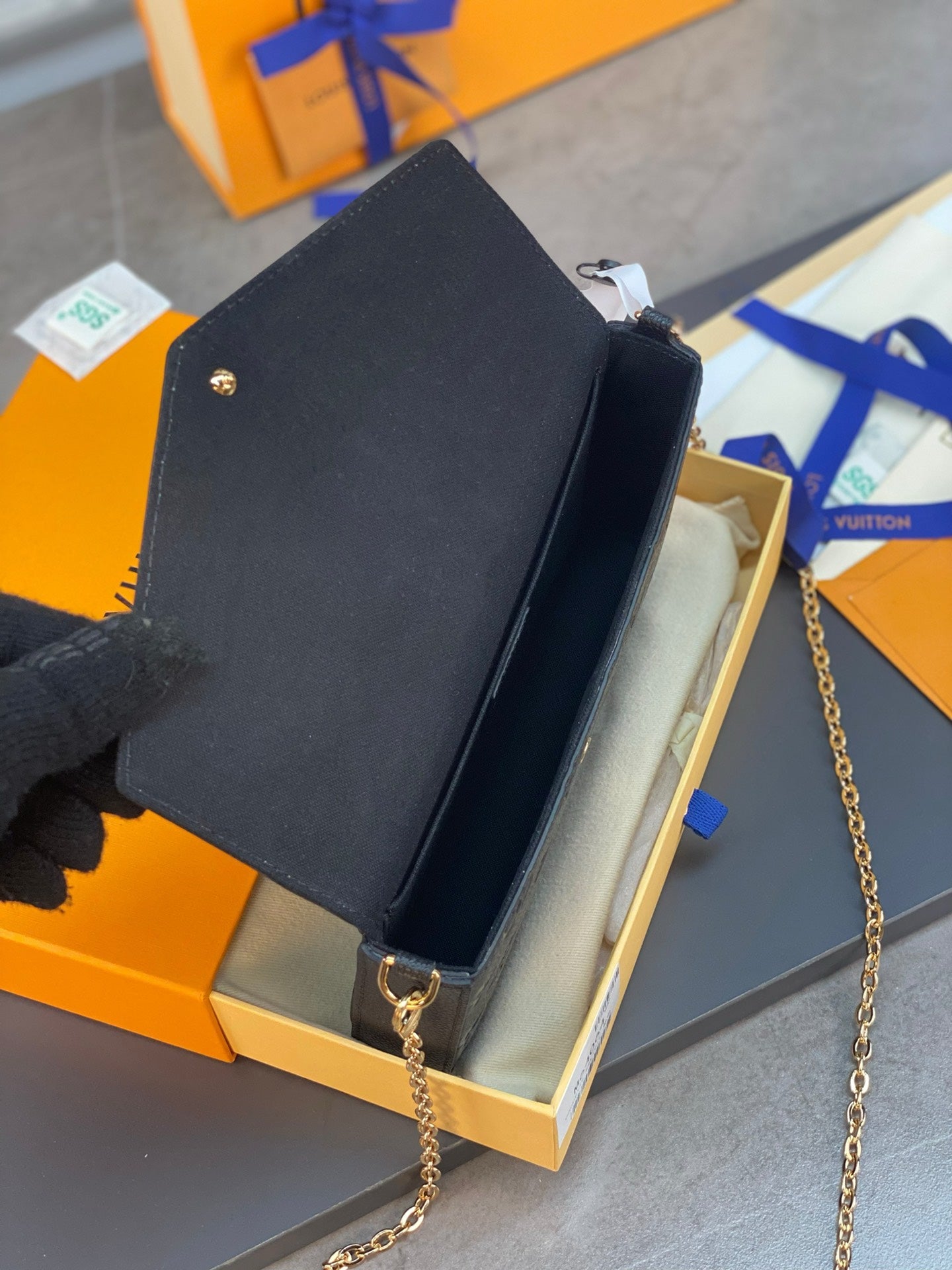 LV FÉLICIE POCHETTE Chain Bag