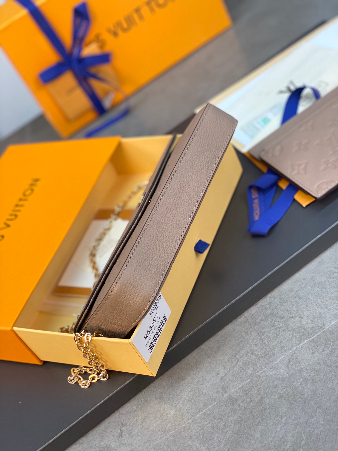 LV FÉLICIE POCHETTE Chain Bag