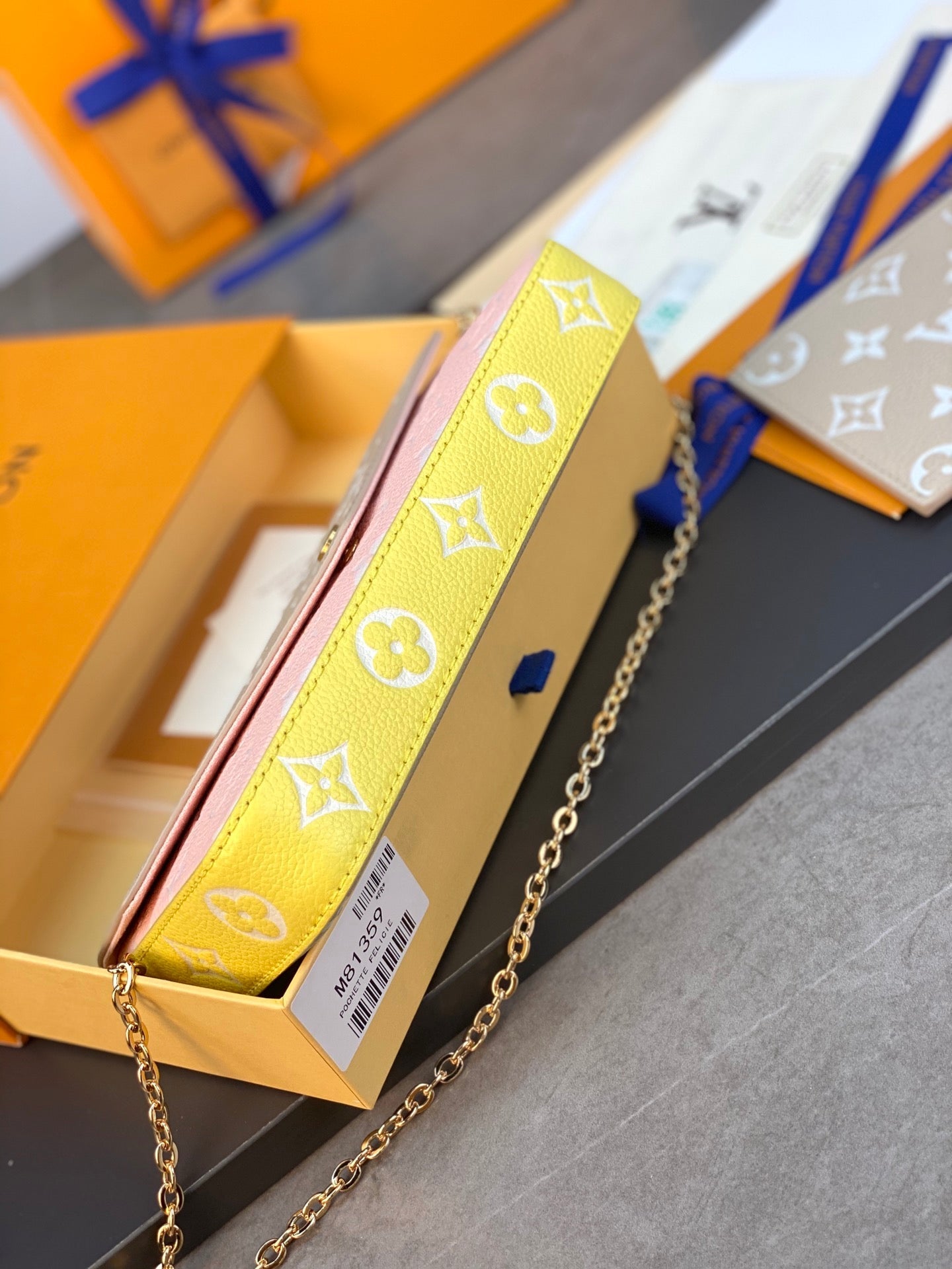 LV FÉLICIE POCHETTE Chain Bag