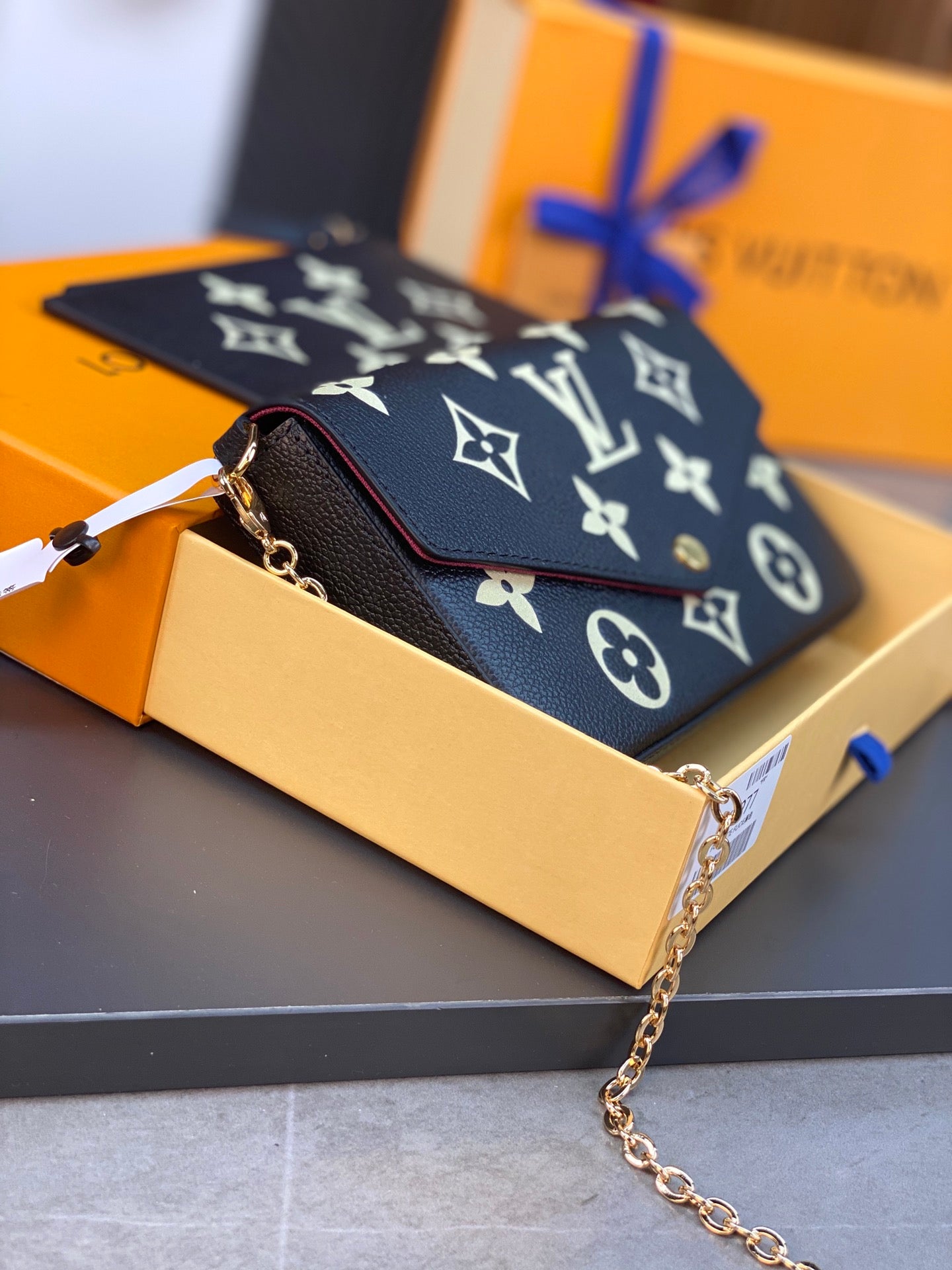 LV FÉLICIE POCHETTE Chain Bag