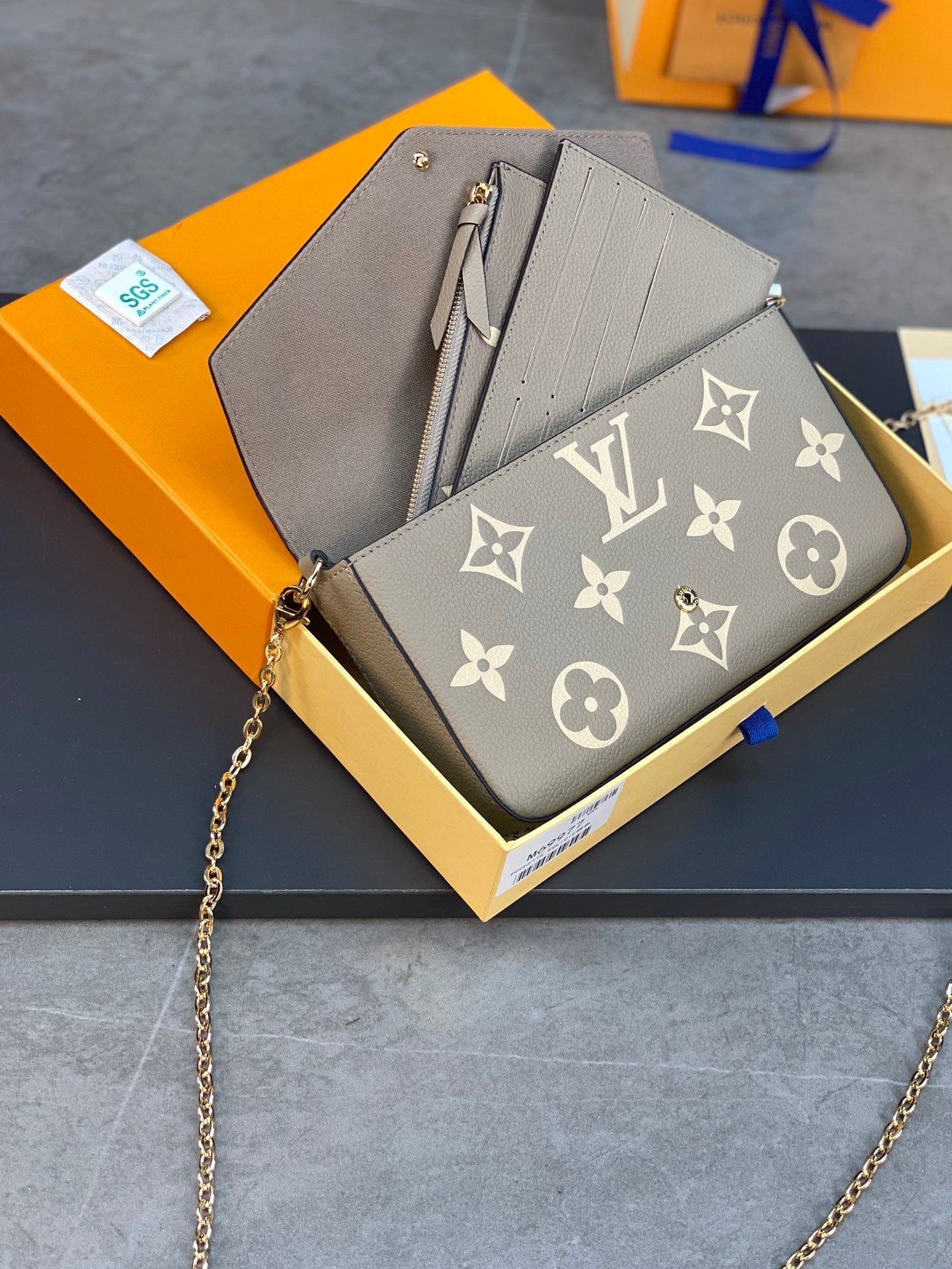 LV FÉLICIE POCHETTE Chain Bag
