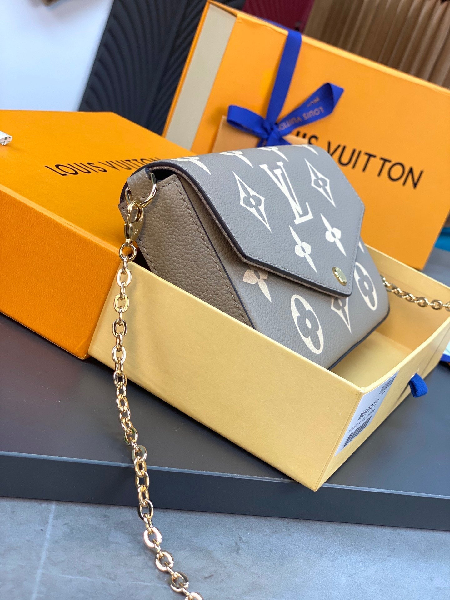LV FÉLICIE POCHETTE Chain Bag