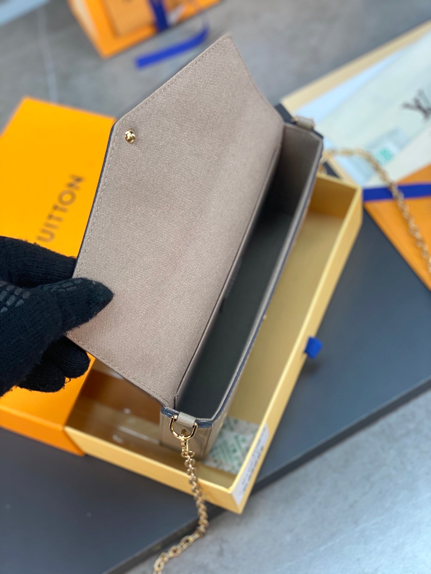 LV FÉLICIE POCHETTE Chain Bag