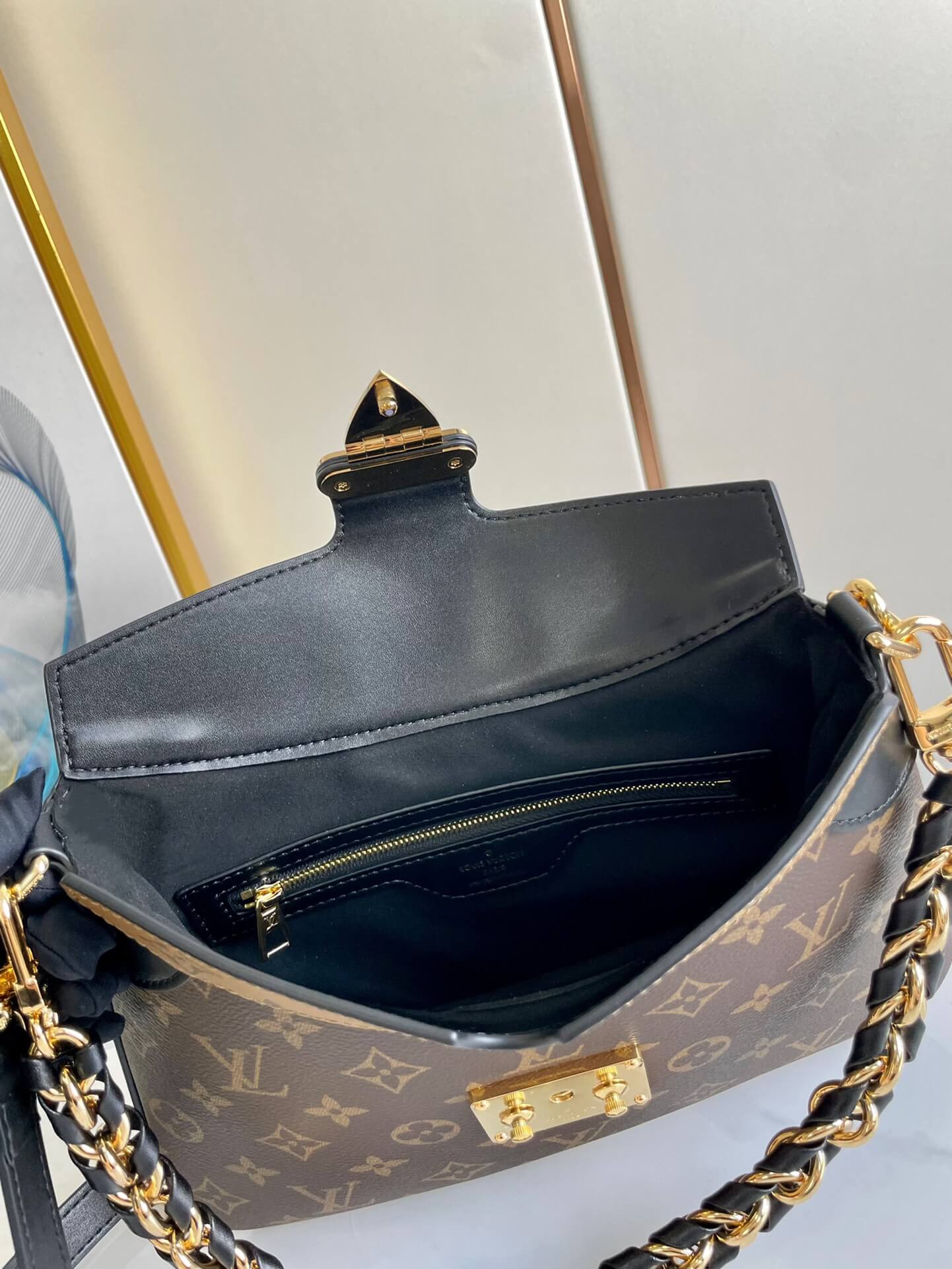 LV TWINNY Presbyopia Chain Crossbody Bag