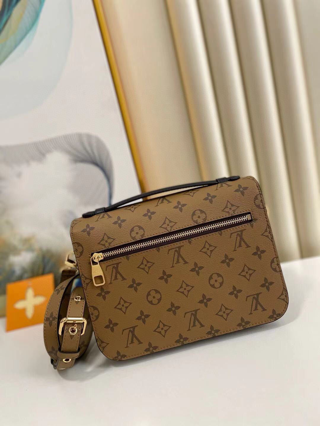 LV Pochette Metis