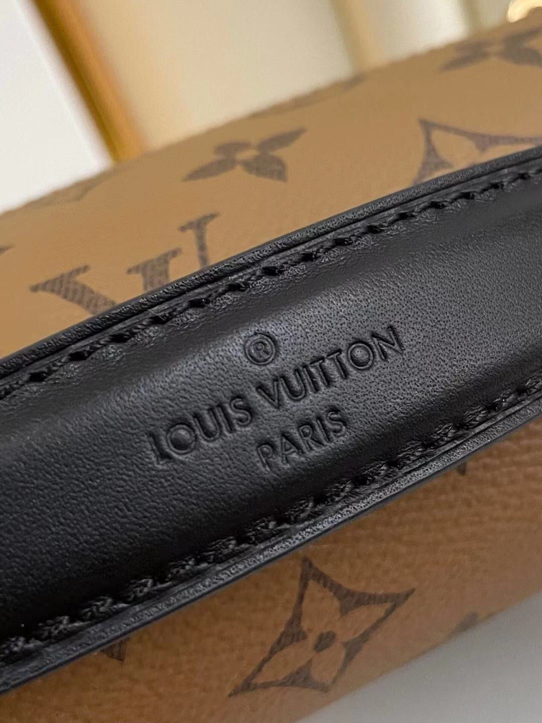 LV Pochette Metis