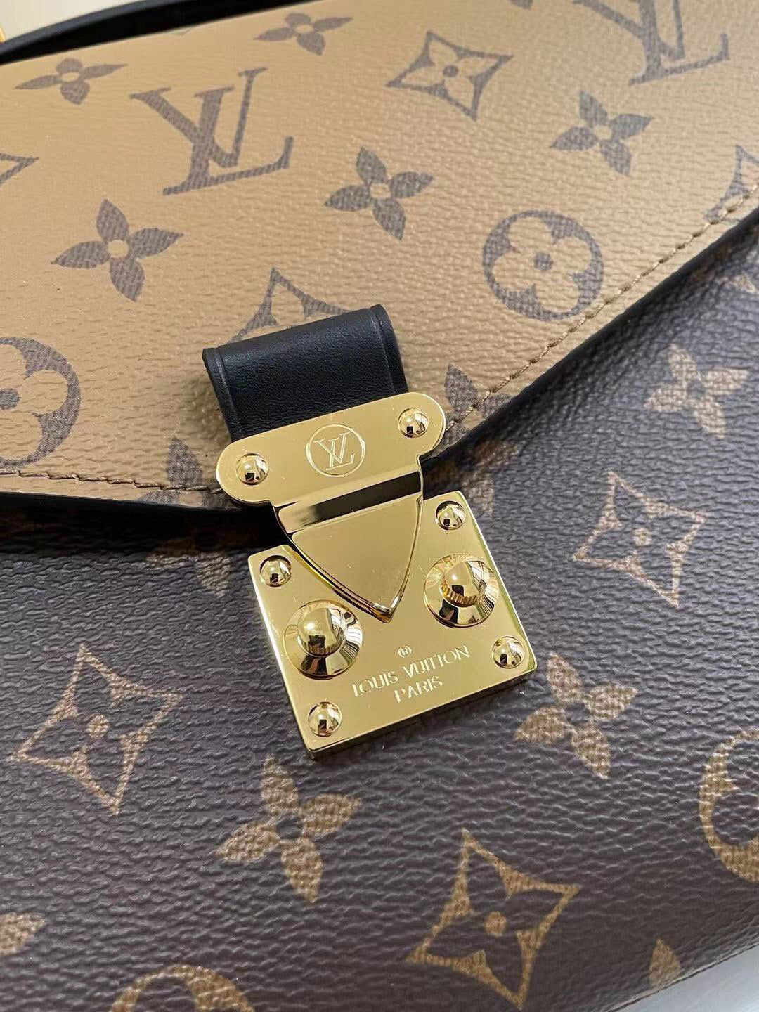 LV Pochette Metis