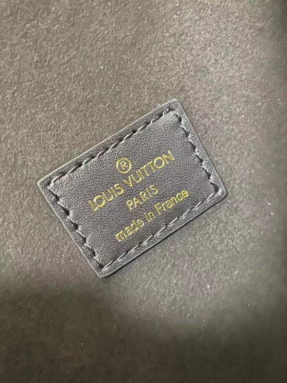 LV Pochette Metis